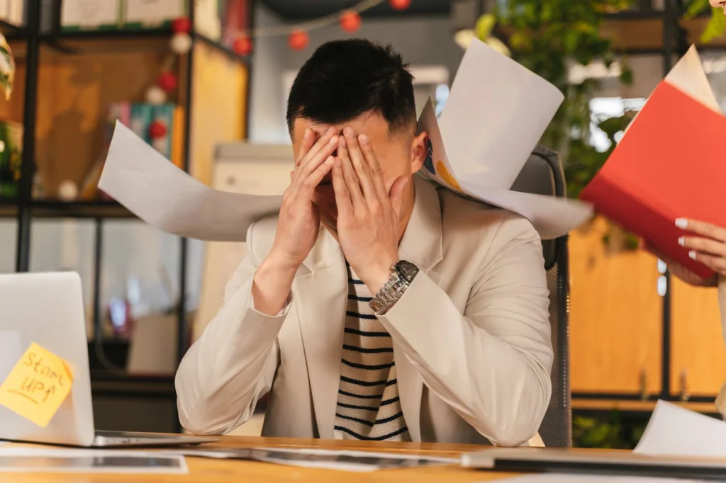 Psychologist Ella explaining stress management psychology and practical techniques on how to eliminate stress during a busy workday