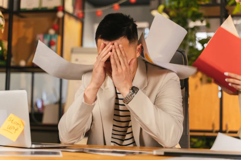 Psychologist Ella explaining stress management psychology and practical techniques on how to eliminate stress during a busy workday